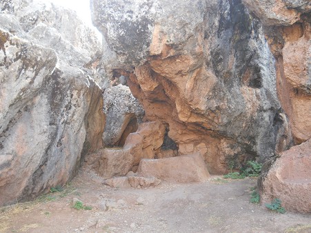 Cusco Sacsayhuam�n, Abschlusszone mit schwarz-rotem Fels mit einem Steintisch in der Mitte - Nahaufnahme 01