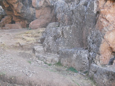Cusco Sacsayhuam�n, Abschlusszone mit schwarz-rotem Fels, weitere Throne