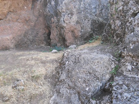 Cusco Sacsayhuam�n, Abschlusszone mit schwarz-rotem Fels, Sitzecke in Fels gehauen