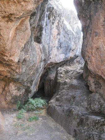 Cusco Sacsayhuam�n, Abschlusszone mit schwarz-rotem Fels, Durchgang 01 mit einer Treppe aus einem St�ck gehauen