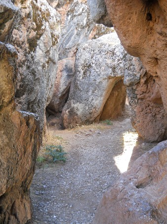 Cusco Sacsayhuam�n, Abschlusszone mit schwarz-rotem Fels, Durchgang 02 mit Tunnel