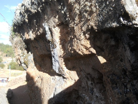 Cusco Sacsayhuam�n, Abschlusszone mit schwarz-rotem Fels mit grossen, rechteckigen Felsschnitten