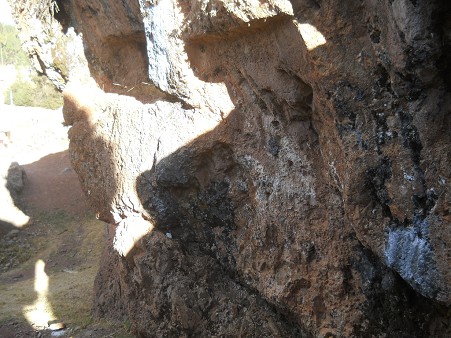 Cusco Sacsayhuam�n, Abschlusszone mit schwarz-rotem Fels mit grossen, rechteckigen Felsschnitten - Nahaufnahme