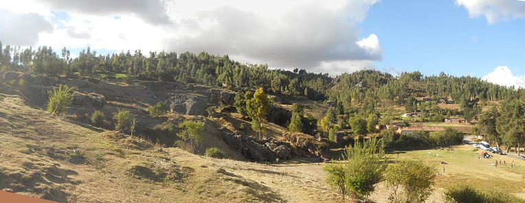 Cusco Sacsayhuam�n, noch mehr R�tsel: Panoramafoto mit Wiesen und Wald