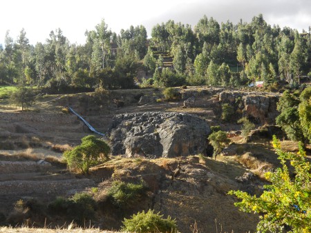 Cusco Sacsayhuam�n, noch mehr R�tsel: Der Treppen- und Thronfelsen "Chinchana grande" liegt da in der Wiese