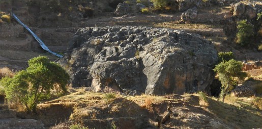 Cusco Sacsayhuam�n, noch mehr R�tsel: Der Treppen- und Thronfelsen "Chinchana grande" liegt da in der Wiese - Nahaufnahme