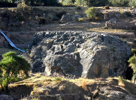Cusco Sacsayhuam�n, noch mehr R�tsel: Der Treppen- und Thronfelsen "Chinchana grande" liegt da in der Wiese - Nahaufnahme 02