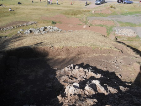 Cusco Sacsayhuam�n, Abschlusszone mit schwarz-rotem Fels, die Sicht auf den Ausgang