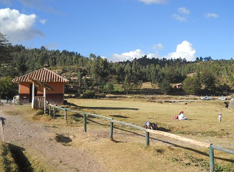 Cusco Sacsayhuam�n, der obere Ausgang 01 mit dem Kontrollh�uschen