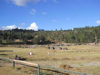 Cusco Sacsayhuam�n, der obere Ausgang 02 mit Wiesen und Wald