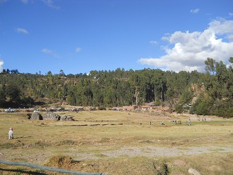 Cusco Sacsayhuam�n, der obere Ausgang 03 mit Wiesen und Wald