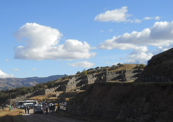 Cusco Sacsayhuam�n, die Strasse zum grossen Parkplatz mit den Zickzackmauern im Hintergrund