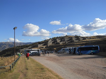 Cusco Sacsayhuam�n, die Sicht auf den Endteil der grossen Zickzackmauer