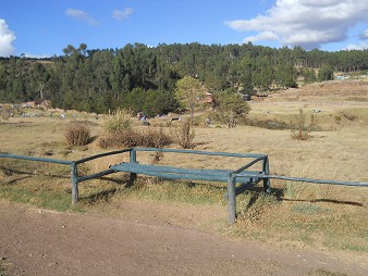 Cusco Sacsayhuam�n, beim grossen Parkplatz: Sitzbank