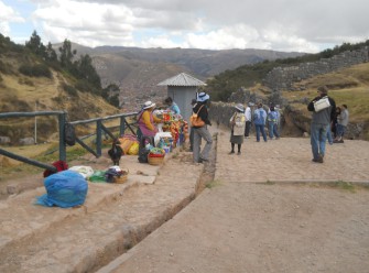 Cusco Sacsayhuam�n, beim grossen Parkplatz, Strassenh�ndler verkaufen Verpflegung