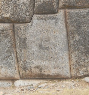 Cusco
              Sacsayhuam�n, Mauern am Ausgangsbereich, eine Aussenecke -
              ein 8-Eckstein an der Aussenecke