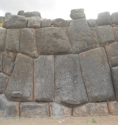 Cusco Sacsayhuam�n, Mauern am Ausgangsbereich, f�cherartige Steine 8+9, Panorama