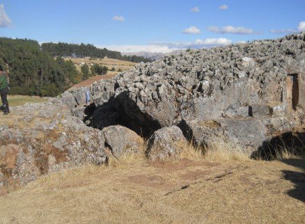Cusco Sacsayhuam�n, even more mysteries: black and red rock walls of the corridor with niches and thrones 01