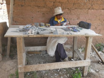Cusco Sacsayhuam�n 13, der Spaziergang zur
              "Zone X" (Laco, Mondtempel):
              Kunsthandwerk-Werkstatt mit Figuren aus Alabaster