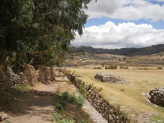 Cusco Sacsayhuam�n 13, der Spaziergang zur "Zone X" (Laco, Mondtempel) mit einem ausgetrockneten Bach und Wiesen