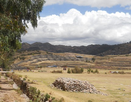 Cusco Sacsayhuam�n 13, der Spaziergang zur "Zone X" (Laco, Mondtempel): Die Sicht zur�ck auf die Festung Sacsayhuam�n mit den drei Mauerstufen (Basismauer, Terrassenstufen 1 und 2)