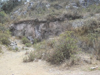 Cusco Sacsayhuam�n 13, der Spaziergang zur "Zone X" (Laco, Mondtempel), eine Mauer in Schwarz-Rot