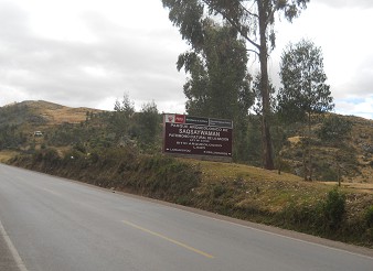 Cusco Sacsayhuam�n 13, der Spaziergang zur "Zone X" (Laco, Mondtempel), Landstrasse mit B�umen und dem Hinweisschild zur "Zone X" bzw. "Laq'o" (Laco)
