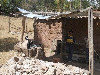 Cusco Sacsayhuam�n 13, el camino a la "Zona X" (Laco, Templo de la Luna), el taller de figurinas de piedras
