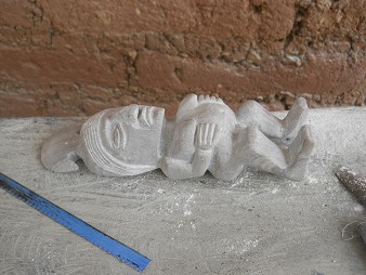 Cusco Sacsayhuam�n 13, el camino a la "Zona X", el taller de figurinas de piedras, hombre blanco con panza