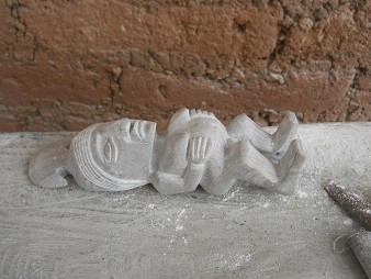 Cusco Sacsayhuam�n 13, el camino a la "Zona X" (Laco, Templo de la Luna), el taller de figurinas de piedras, hombre blanco con panza 02