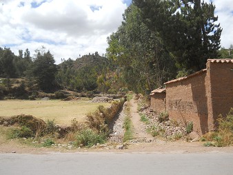 Cusco Sacsayhuam�n 13, el camino a la "Zona X", un camino lateral