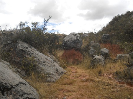 Cusco Sacsayhuam�n 14: Zone X (Laq'o, Laco, Mondtempel), Steinbruch mit Gigasteinen 01