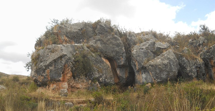 Cusco Sacsayhuam�n 14: Zone X (Laq'o, Laco, Mondtempel), geschnittener Felsen in Schwarz-Rot, Panorama