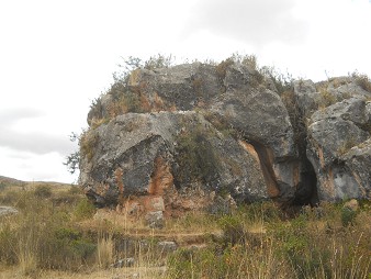 Cusco Sacsayhuam�n 14: Zone X (Laq'o, Laco, Mondtempel), geschnittener Felsen in Schwarz-Rot 01