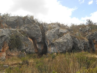Cusco Sacsayhuam�n 14: Zone X (Laq'o, Laco, Mondtempel), geschnittener Felsen in Schwarz-Rot 03