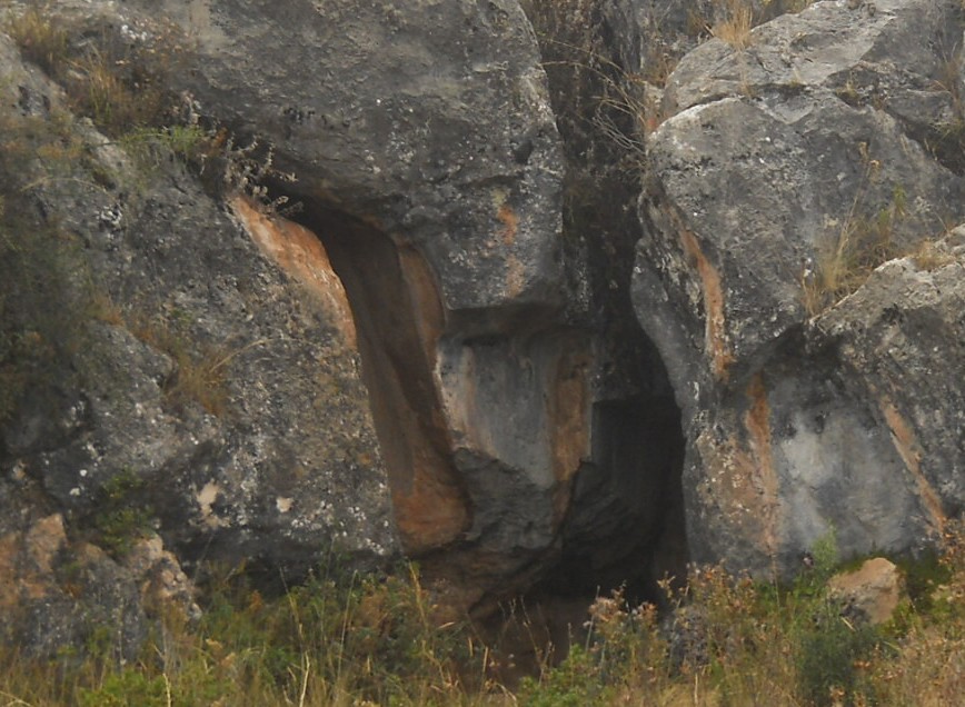 Cusco Sacsayhuam�n 14: Zone X (Laq'o, Laco, Mondtempel), geschnittener Felsen in Schwarz-Rot 04 Nahaufnahme