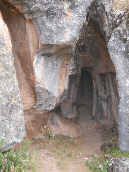 Zona X
              (Laq'o, Laco, Mondtempel): Grosse, geschnittene Nische in
              Schwarz-Rot-Weiss