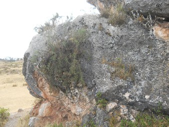 Zone X (Laq'o, Laco, Mondtempel): Schwarz-roter, geschnittener Felsen