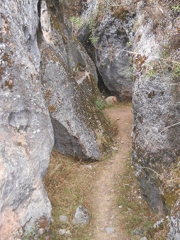Zone X (Laq'o, Laco, Mondtempel): Der Weg f�hrt an geschnittenen Felsen vorbei