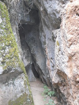 Zone X (Laq'o, Laco, Mondtempel): Der Weg f�hrt an geschnittenen Felsen vorbei