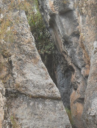 Zone X (Laq'o, Laco, Mondtempel): Geschnittene Felsen - gerade Schnitte, Nahaufnahme