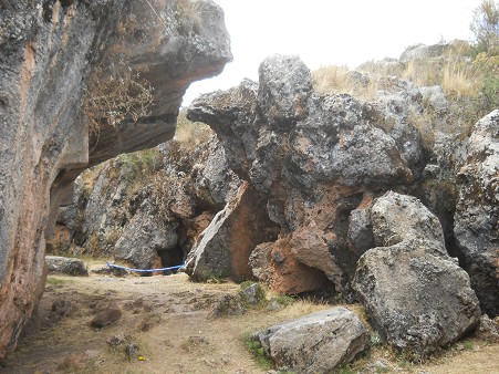 Zone X (Laq'o, Laco, Mondtempel): Geschnittener Felsen - schwarz-roter Fels mit umgedrehten Thronen