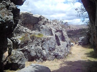 Cusco Sacsayhuam�n, Zone X (Laq'o, Laco, Mondtempel): Throne in einem schwarzen Felsen 01