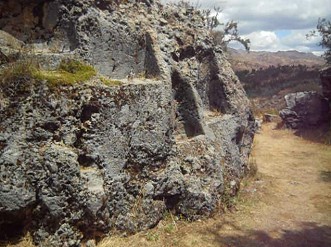 Cusco Sacsayhuam�n, Zone X (Laq'o, Laco, Mondtempel): Throne in einem schwarzen Felsen 02