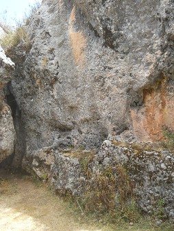 Cusco Sacsayhuam�n, Zone X (Laq'o, Laco, Mondtempel): Throne in einem schwarz-roten Felsen