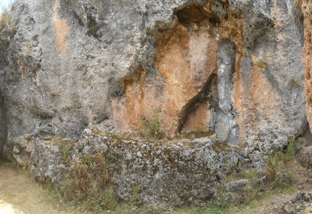 Cusco Sacsayhuam�n, Zone X (Laq'o, Laco, Mondtempel), Sitzbank aus dem schwarz-roten Felsen geschnitten, Panorama