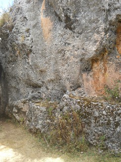 Cusco Sacsayhuam�n, Zone X (Laq'o, Laco, Mondtempel), Sitzbank aus dem schwarz-roten Felsen geschnitten 01