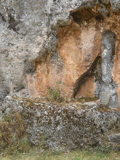 Cusco Sacsayhuam�n, Zone X (Laq'o, Laco, Mondtempel), Sitzbank aus dem schwarz-roten Felsen geschnitten 02