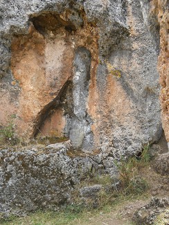 Cusco Sacsayhuam�n, Zone X (Laq'o, Laco, Mondtempel), Sitzbank aus dem schwarz-roten Felsen geschnitten 03