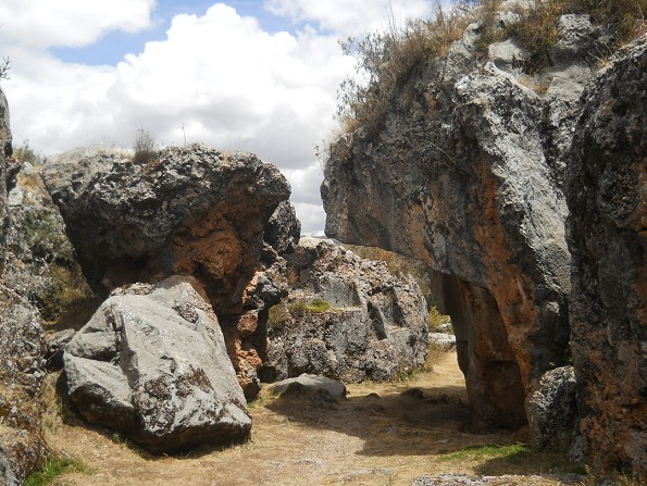 Cusco Sacsayhuam�n, Zone X (Laq'o, Laco, Mondtempel), der umgedrehte rot-schwarze Felsen mit dem umgedrehten Thron (rechts) und der schwarze Felsen mit den Thronen (im Hintergrund)